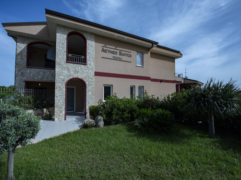 特罗佩亚亿瑟套房酒店