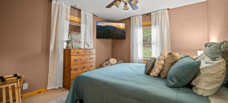 高端豪华小屋 桑拿 热水浴缸 游戏室(Round Top Way Cabin by Beyond Expectations)图片