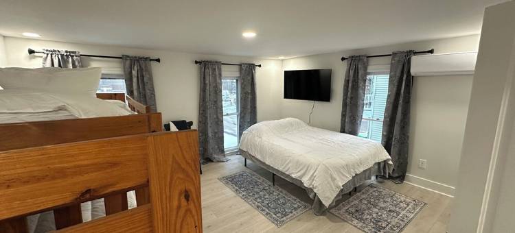 Newly renovated 1890’s home in downtown Milltown beside the Blue River!图片