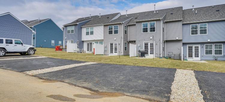 查尔斯敦联排别墅：距哈珀斯渡口9英里(Charles Town Townhome 9 Mi to Harpers Ferry)图片