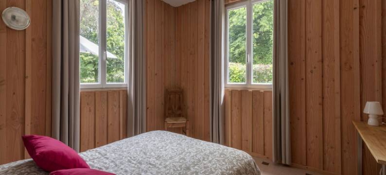 Burgundy Poolside Getaway图片