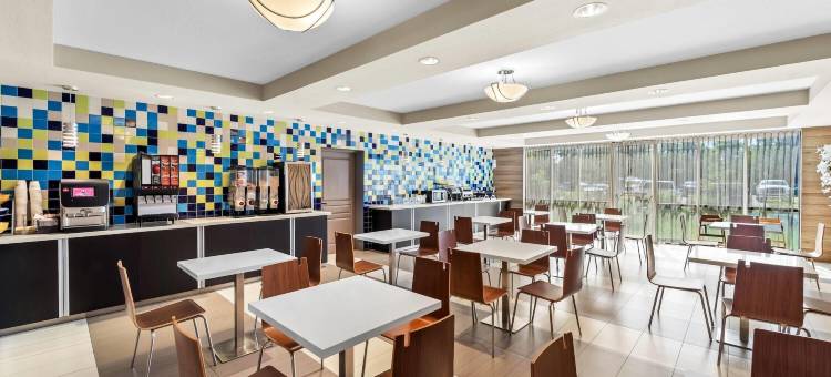 迈尔斯堡戴斯套房酒店-近捷蓝公园(Days Inn & Suites by Wyndham Fort Myers Near JetBlue Park)图片
