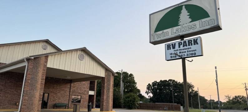双湖旅馆和房车(Twin lakes inn And RV)图片