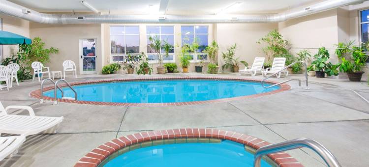 艾奥拉温德姆速8酒店(Super 8 by Wyndham Iola KS)图片