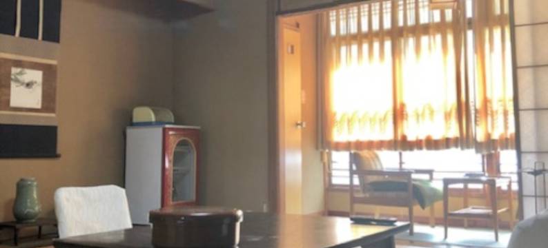 绿树环绕的疗养温泉泉屋旅馆(Izuya Ryokan)图片