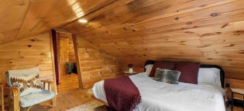 A-Frame Hot tub Retreat - Firepit, Grill, EV & Dog Friendly, Close to N. Conway.图片