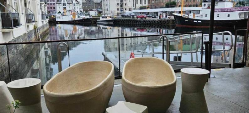 位于布罗松德中心！设备齐全的三卧室公寓(In the Heart of Brosundet! Fully equipped 3 Bed Room Ap)图片