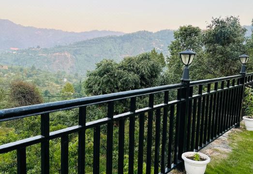 Home Zone Cozy Cottage with Mountain Views Hotel Overview