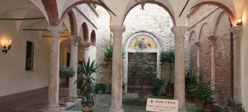 装修的刺猬(Meublé il Riccio)图片