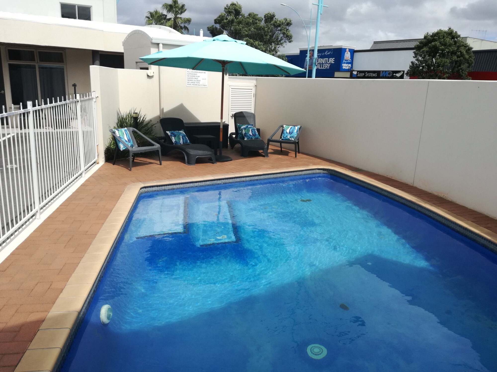 Pacific Motor Inn Over view