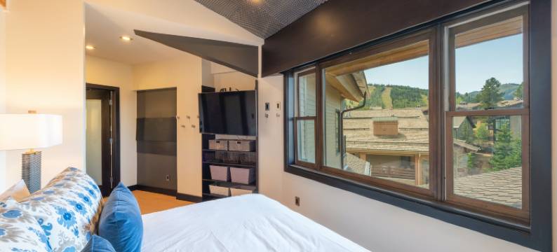 鹿谷步行可达徒步和骑行步道山景带烧烤架阳台顶层公寓(Deer Valley Penthouse, Mountain Views, Balcony with Grill, Walk to Hiking and Biking Trails)图片