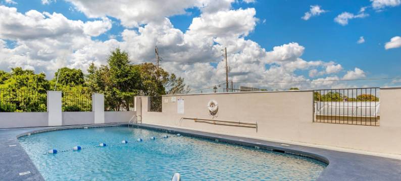 品质酒店及套房春湖 - 费耶特维尔近自由堡(Quality Inn & Suites Spring Lake - Fayetteville Near Fort Liberty)图片