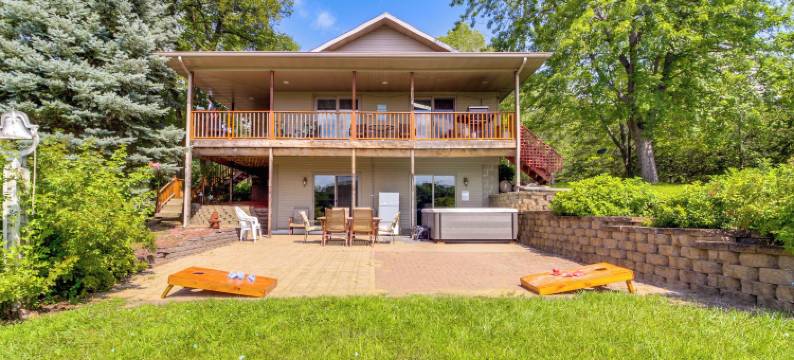 湖畔私人度假屋，带热水浴缸、露台和美景(Private Lakefront Retreat w/ Hot Tub, Deck & Views)图片