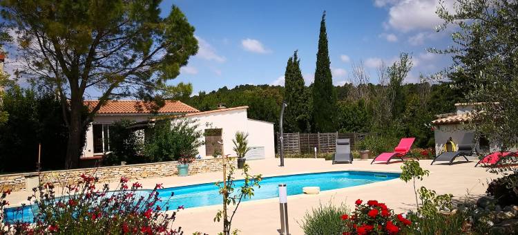 Tranquil Villa with Pool图片