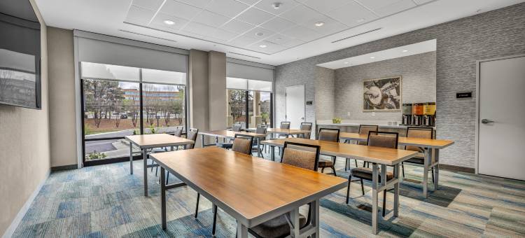 罗利州立竞技场希尔顿惠庭酒店(Home2 Suites by Hilton Raleigh West Lenovo Center)图片