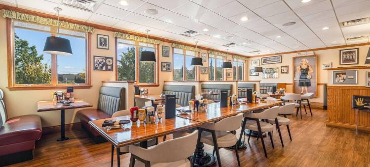 州立学院城华美达酒店及会议中心(Ramada by Wyndham State College Hotel & Conference Center)图片