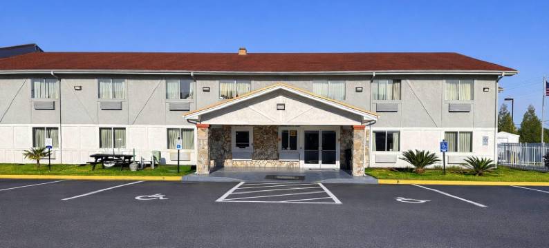 杰克森维尔勒琼营地附近罗德威套房酒店(Rodeway Inn & Suites Jacksonville Near Camp Lejeune)图片
