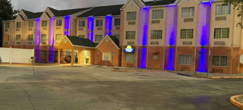 坦帕雷蒙德詹姆斯体育场温德姆戴斯套房酒店(Days Inn & Suites by Wyndham Tampa / Raymond James Stadium)图片