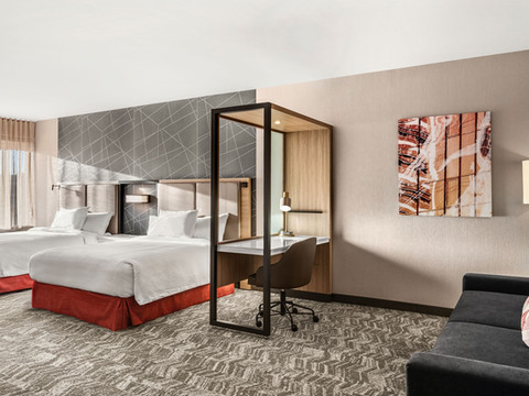 曼诺米尼福尔斯春希尔套房酒店