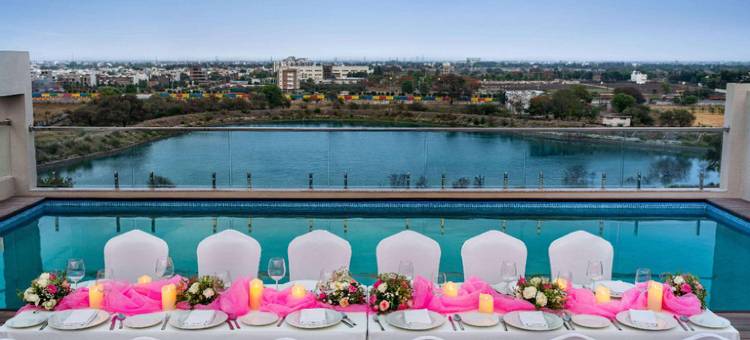 伊多尔-尼帕尼亚温德姆华美达安可酒店(Ramada Encore by Wyndham Indore Nipania)图片