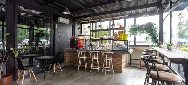 博塔尼广场购物中心红门旅馆(RedDoorz Near Botani Square Mall)图片