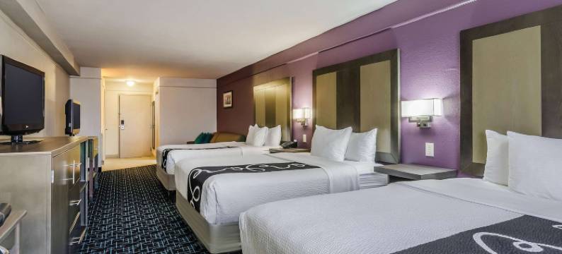 堪萨斯城机场拉昆塔温德姆套房酒店(La Quinta Inn & Suites by Wyndham Kansas City Airport)图片