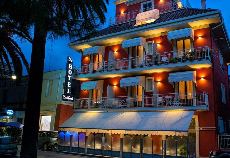 Hotel lo Squalo Hotel Overview