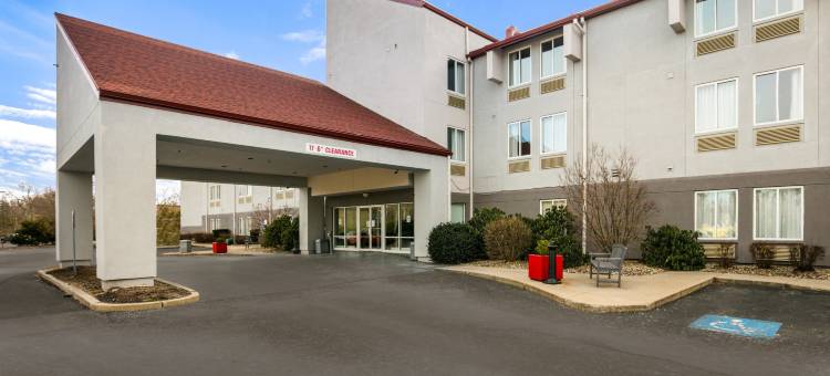 波士顿洛根红顶Plus酒店(Red Roof Plus+ Boston - Logan)图片