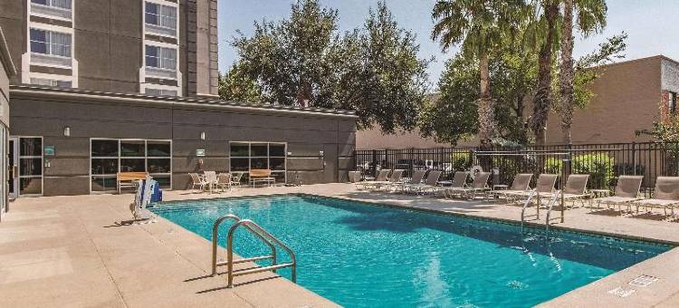 圣安东尼奥市区拉昆塔温德姆套房酒店(La Quinta Inn & Suites by Wyndham San Antonio Downtown)图片