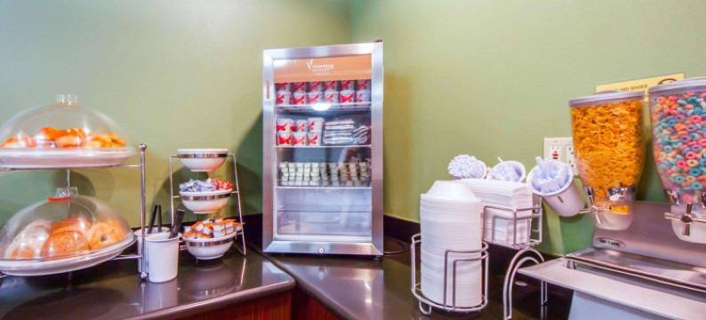 爱德蒙得大学附近舒眠套房酒店(Sleep Inn & Suites Edmond Near University)图片