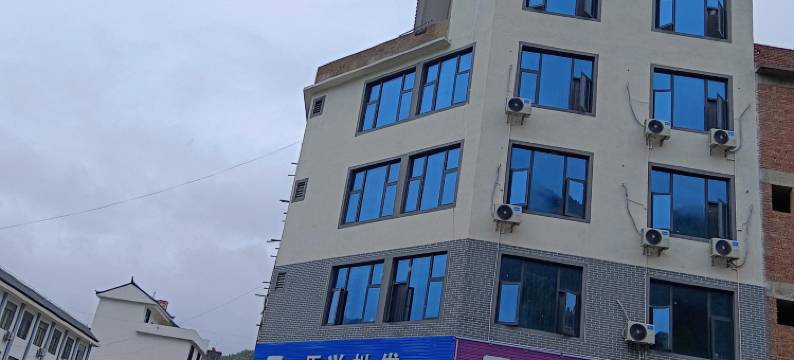 富宁臣兴酒店图片