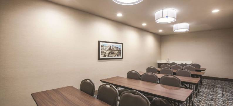 达拉斯东北部植物园拉昆塔温德姆套房酒店(La Quinta Inn & Suites by Wyndham Dallas Northeast-Arboretum)图片