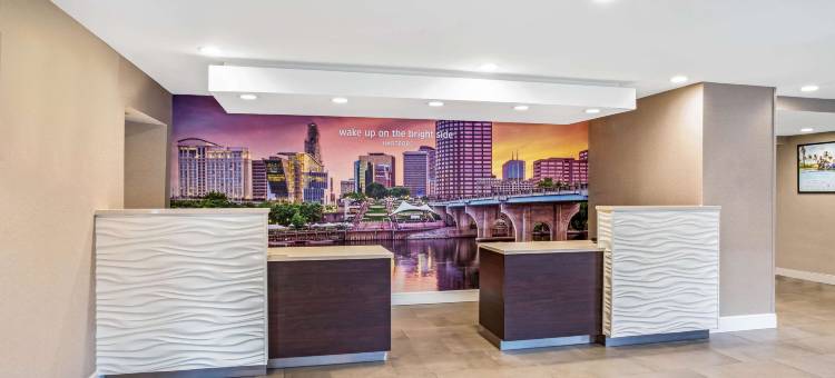 哈特福德布拉德利机场拉昆塔温德姆套房酒店(La Quinta Inn & Suites by Wyndham Hartford - Bradley Airport)图片