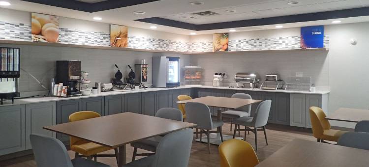 汉普顿体育场附近舒适套房酒店(Comfort Inn & Suites Hampton Near Coliseum)图片