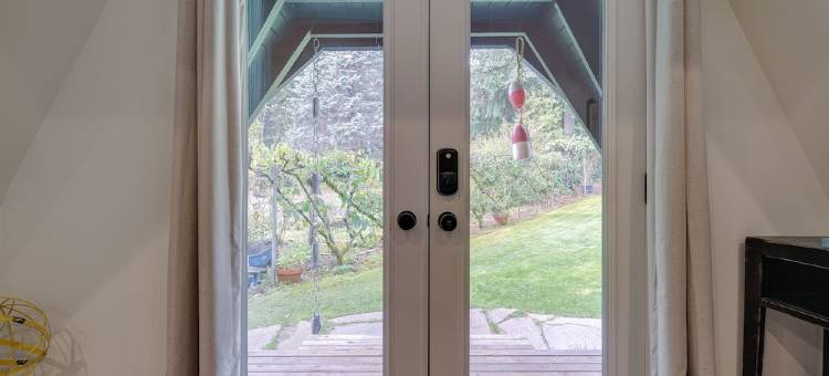 时尚的戴氏湾工作室带绝美的海湾前景(Sleek Dyes Inlet Studio w/ Stunning Bayfront Views)图片