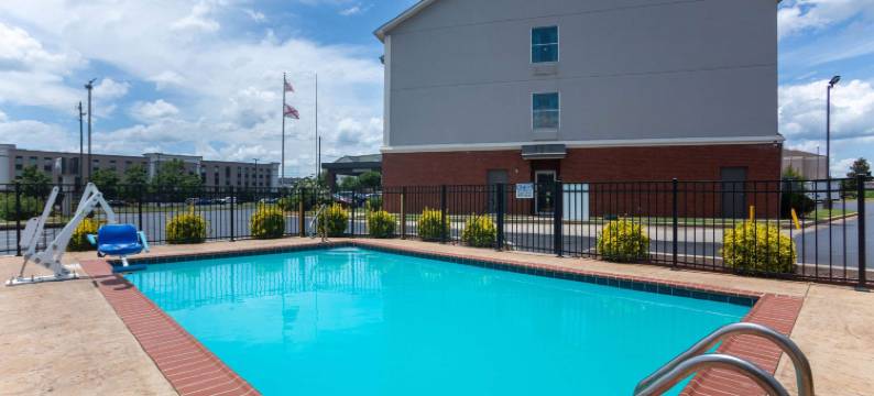 安尼斯顿牛津拉昆塔温德姆套房酒店(La Quinta Inn & Suites by Wyndham Oxford - Anniston)图片