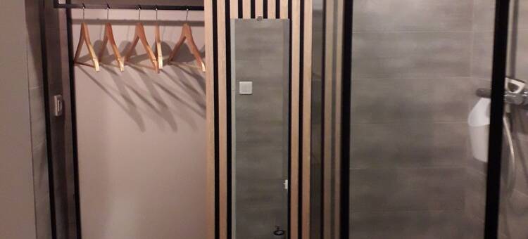 Newly renovated apartment/studio, garden level, quiet location, walking distance to beach and shops图片