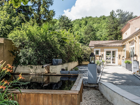 洛吉斯酒店 - 白色小屋,附设小酒馆