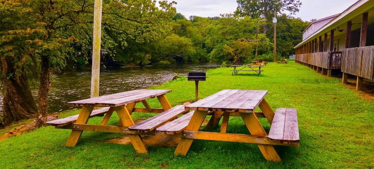 Oyo劳埃德河畔乡村旅馆(Lloyd's on the River Country Inn by OYO)图片