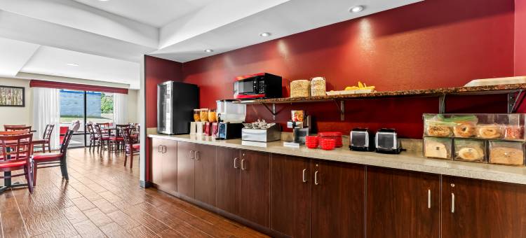 马隆红顶Plus套房酒店(Red Roof Plus+ & Suites Malone)图片