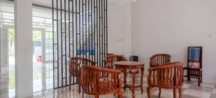 红多兹酒店-近布洛拉克里多索诺体育场(Reddoorz Near Stadion Kridosono Blora)图片