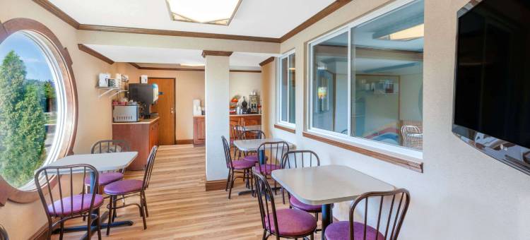 麦基诺市水滨华美达酒店(Ramada by Wyndham Mackinaw City Waterfront)图片