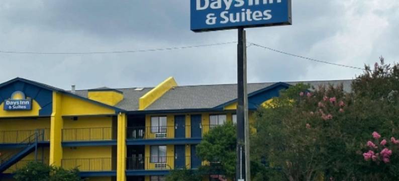 莫比尔温德姆戴斯套房酒店(Days Inn & Suites by Wyndham Mobile)图片