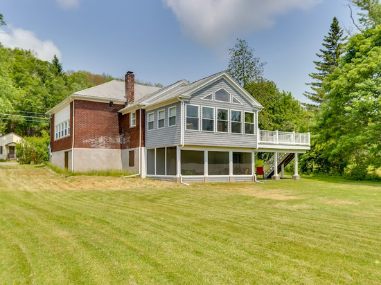 滨水之家带甲板和独木舟在阿夫顿