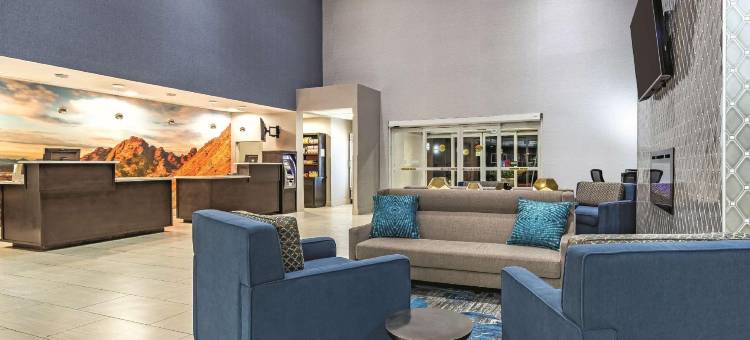 凤凰城I-10西拉昆塔温德姆套房酒店(La Quinta Inn & Suites by Wyndham Phoenix I-10 West)图片