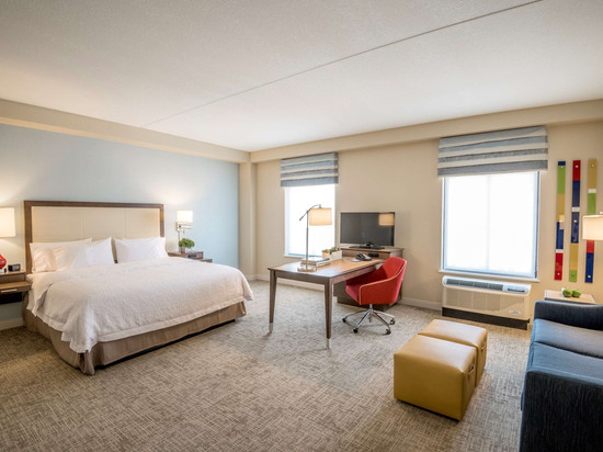 塔尔萨市中心欢朋套房酒店