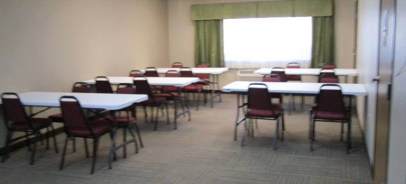 普拉特城KCI机场温德姆华美达酒店(Ramada by Wyndham Platte City KCI Airport)图片