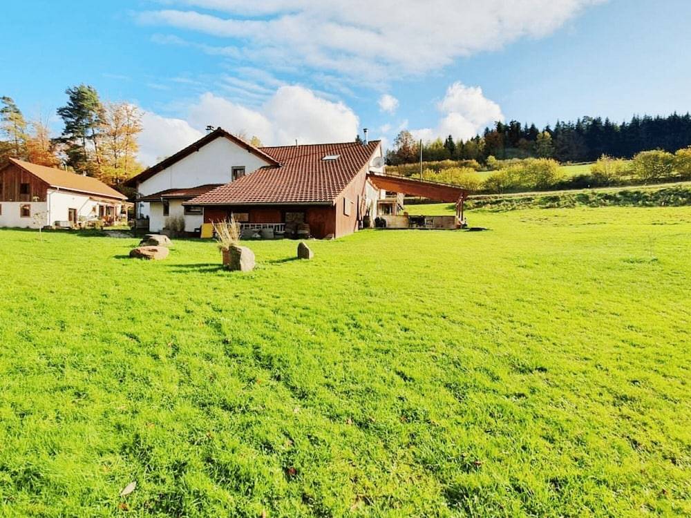 renovated farmhouse for groups and families in nature, dogs welcome, playground