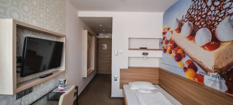 伊莫拉乌德法尔哈兹酒店(Imola Udvarház Dessert Hotel)图片