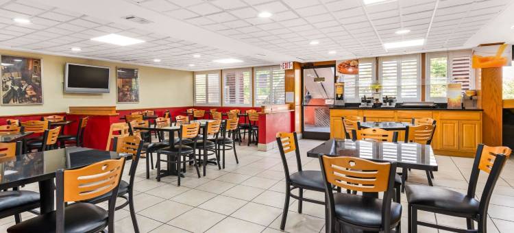 奥兰多机场凯艺套房酒店(Quality Inn & Suites Orlando Airport)图片